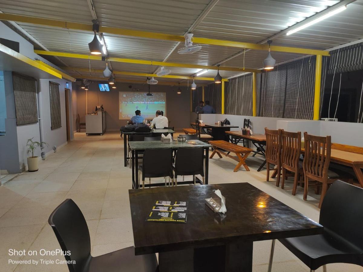 Pristine Inn Manyata Бангалор Екстериор снимка